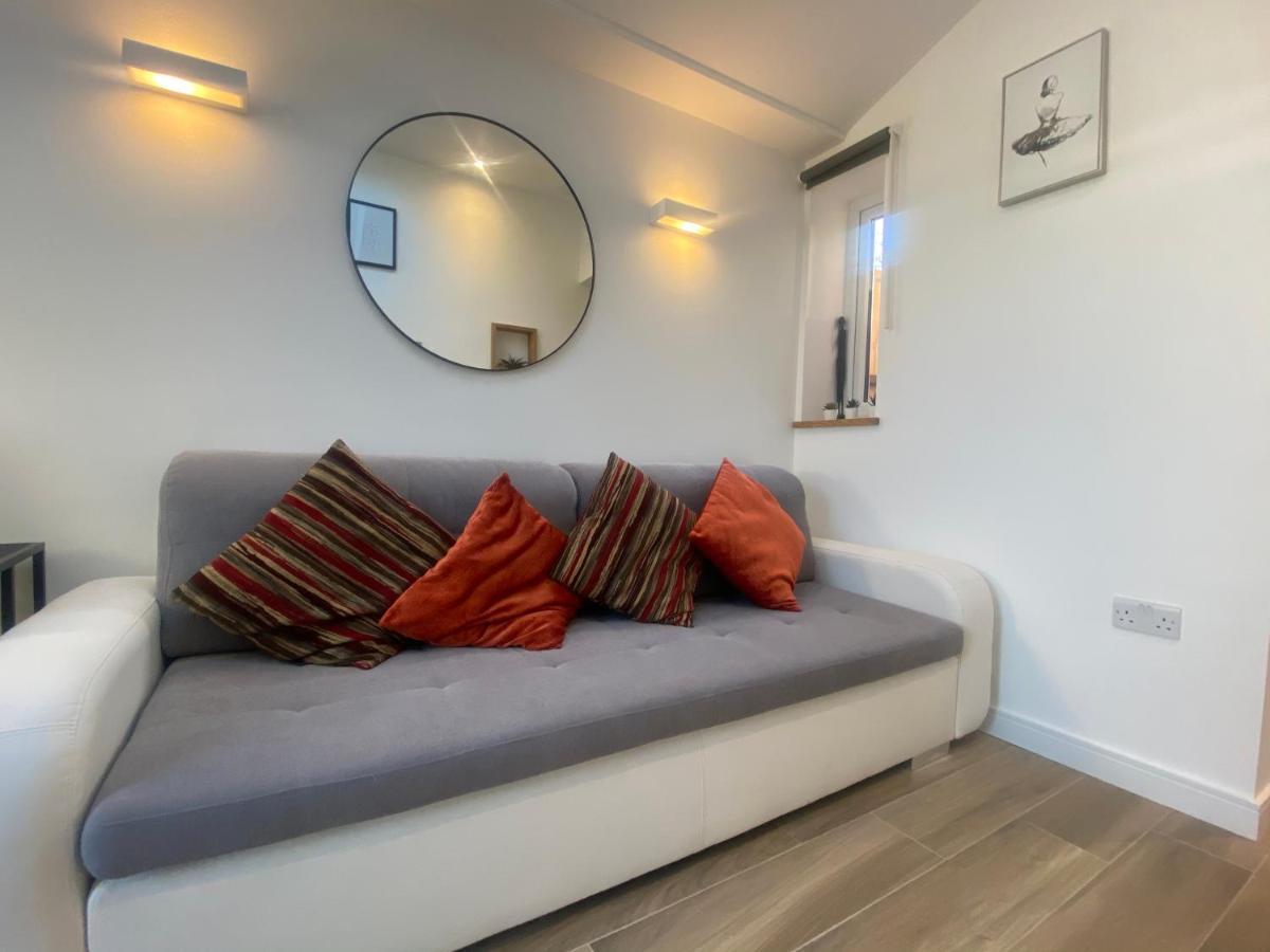 Lovely And Modern Studio Apartment. Богемвуд Экстерьер фото