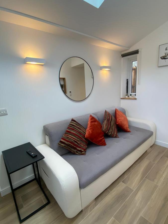 Lovely And Modern Studio Apartment. Богемвуд Экстерьер фото